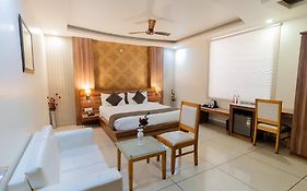 Fabhotel Signature Inn
